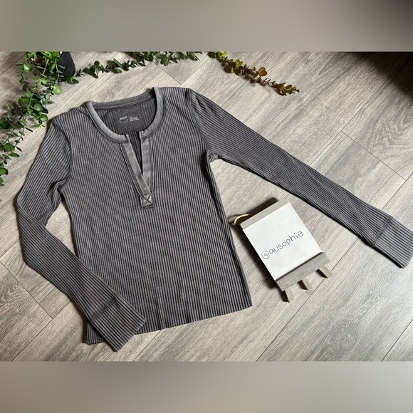 Aerie Fireside Long Sleeve Henley Ribbed T-Shirt in Smoked Gray. Size S - Picture 3 of 10